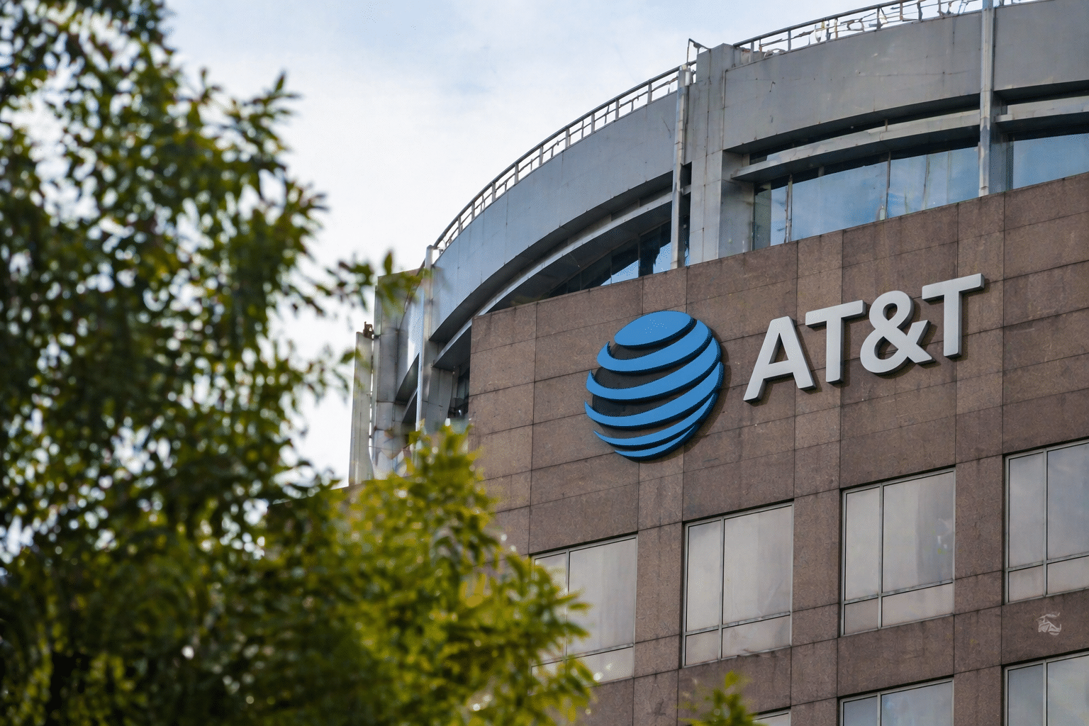 AT&T stock is tumbling amid SpaceX competition fears: buy the dip?
